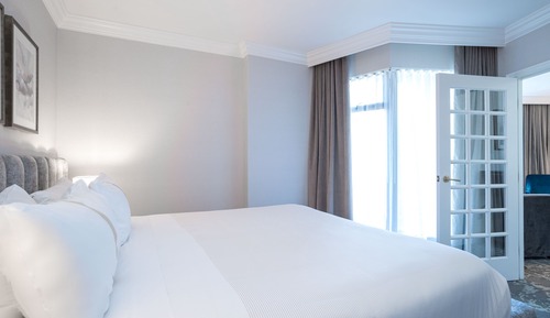 Executive Suite, 1 King Bed with Sofa bed (Sofa bed, Wet Bar)
