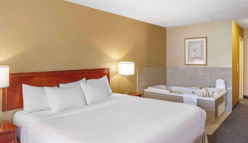Suite, 1 King Bed, Non Smoking, Jetted Tub