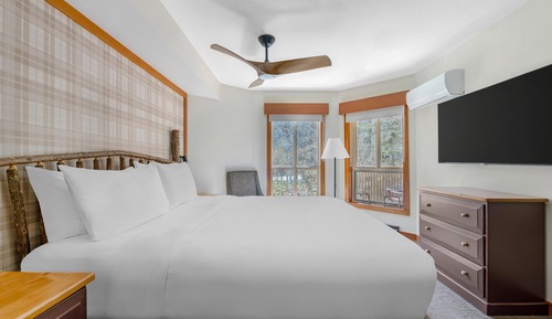 1 Bedroom 1 King Suite with Sofabed