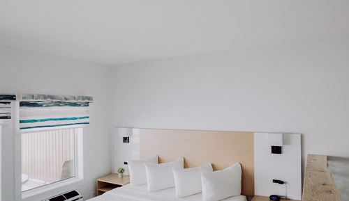 Premium Studio Suite, 1 King Bed, Kitchenette, Lake View