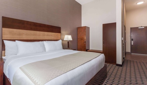 Executive Suite, 1 King Bed with Sofa bed, Non Smoking, Corner