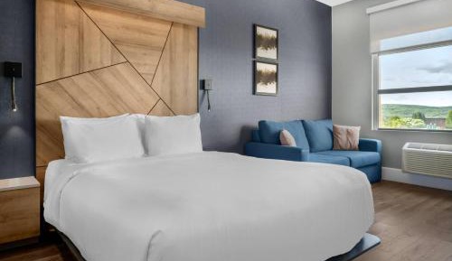 Standard Queen Room with Sofa Bed - Non-Smoking