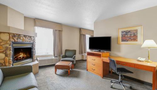 King Suite with Jetted Bath and Fireplace