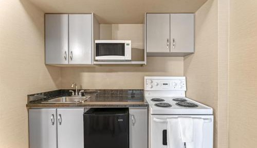 Queen Room - Pet Friendly/Non-Smoking