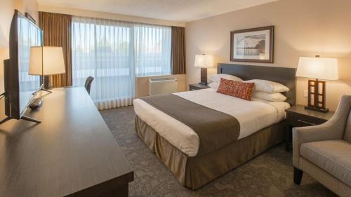 Traditional with 1 Queen Bed