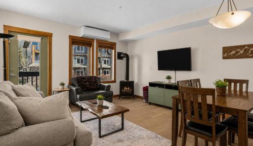 Two-Bedroom Apartment with Mountain View