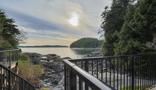 Oceanfront Cottage - Pet-Friendly