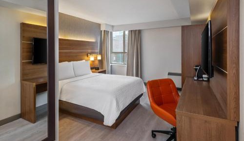 Standard King Room with Roll-In Shower - Communications Access