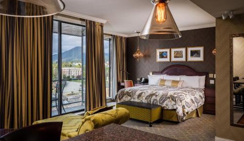 One-Bedroom King Suite