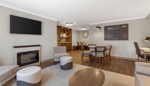 King Suite with Sofa Bed, Fireplace and Walk-In Shower - Non-Smoking
