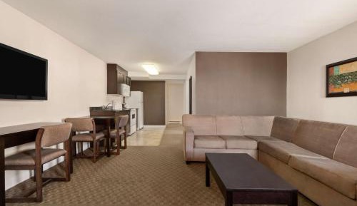 Two Bedroom Queen Suite with Full Kitchen