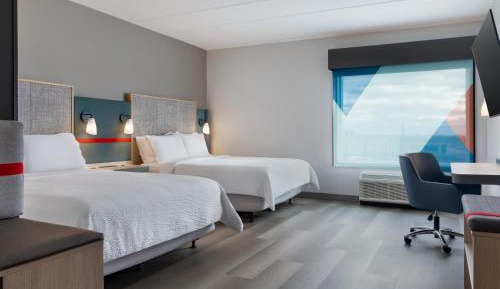 Standard Queen Room with Two Queen Beds and Roll-in Shower - Mobility Accessible