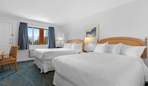 Queen Room with Two Queen Beds and Lake View