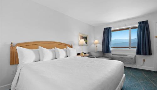 King Room with Roll-In Shower, Balcony and Lake View - Disability Access/Non-Smoking