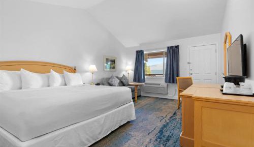King Room with Lake View - Sofa Bed/Non-Smoking