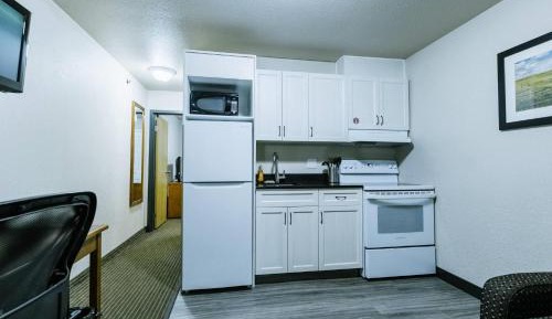 Queen Suite with Sofa Bed and Kitchen - Non-Smoking