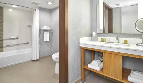 Queen Room with Two Queen Beds and Bath Tub - Mobility Access