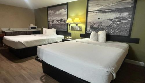 Studio with Two Queen Beds - Non-Smoking