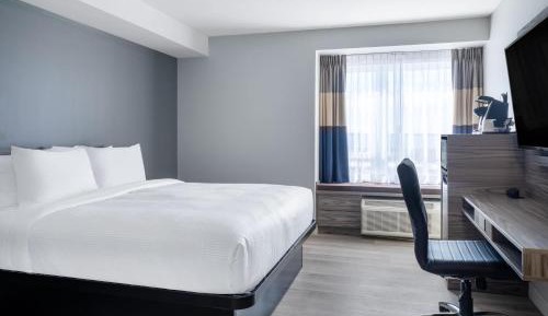 King Room with Roll-In Shower - Mobility Access/Non-Smoking
