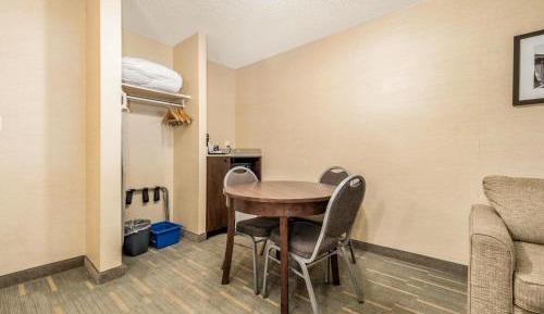 One-Bedroom Queen Suite with Two Queen Beds and Balcony