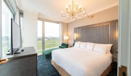 Executive Suite, 1 King Bed, Sofa Bed, Standard Tub
