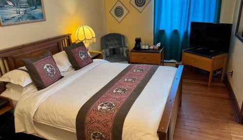 Deluxe Queen Suite