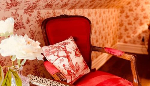 Deluxe Queen Suite