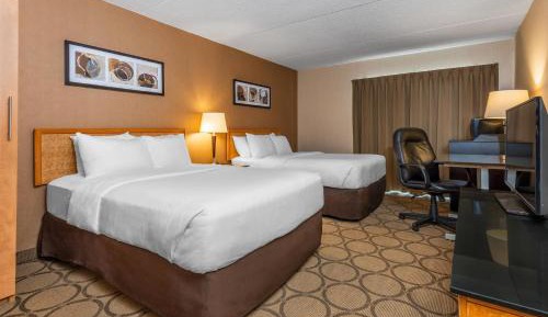 Queen Room with Two Queen Beds - Pet Friendly