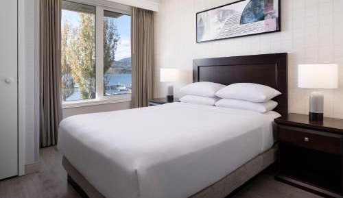 Two-Bedroom Loft Residence with Lake View and Whirlpool