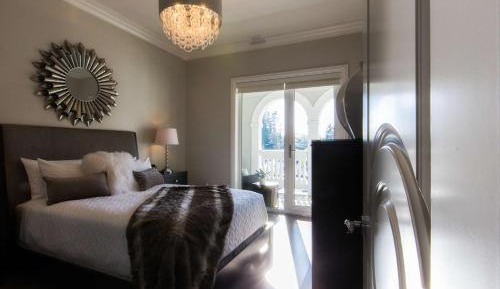 One-Bedroom Penthouse King Suite with Balcony and Ocean Front