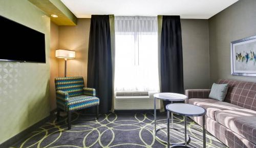 One-Bedroom Queen Suite with Two Queen Beds and Sofa Bed