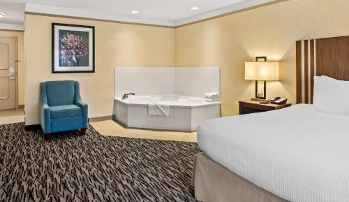 King Suite with Whirlpool - Non-Smoking