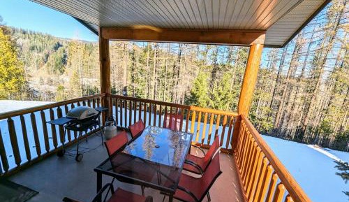 Three-Bedroom Apartment with Balcony