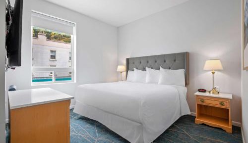 King Suite with Bath Tub and Sofa Bed - Disability Access/Non-Smoking