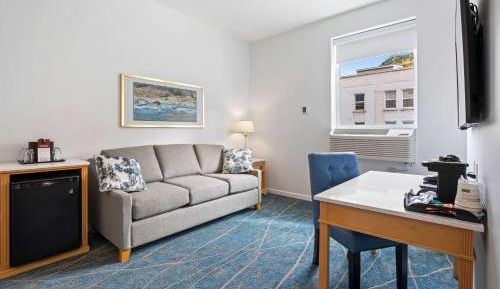 King Suite with Sofa Bed and Wet Bar - Non-Smoking