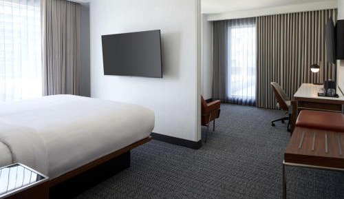 Executive King Room with Sofa Bed and Courtyard View