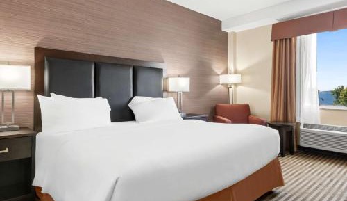 King Room with Roll-in Shower - Disability Access/Non-Smoking