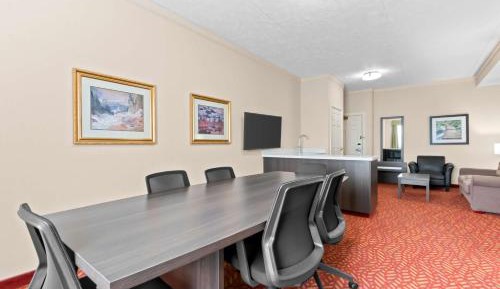 King Suite with Sofa Bed, Kitchenette and Living Room - Non-Smoking