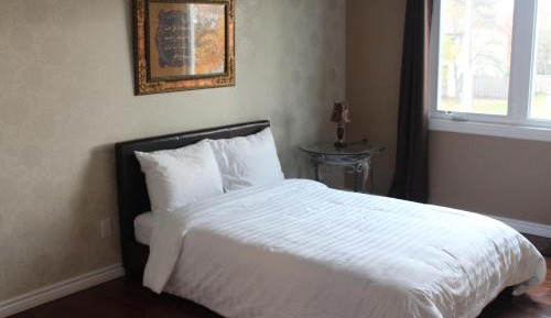 Queen Room with Shared Bathroom - Second Floor