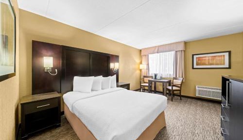 Queen Room with Large Bathroom - Non-Smoking