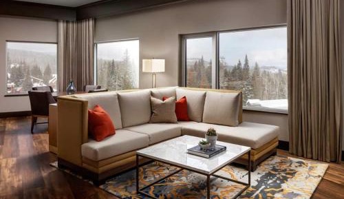 Queen Suite with Balcony and Mountain View