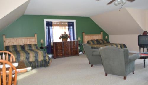 Deluxe Queen Suite