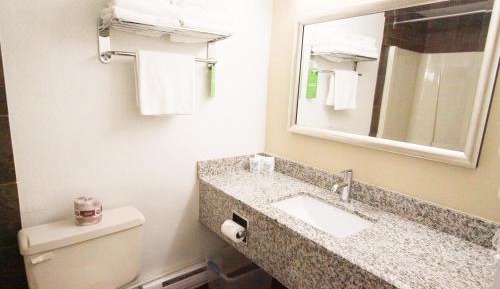 Studio Two Queen Beds- Main Floor - Not Pet Friendly
