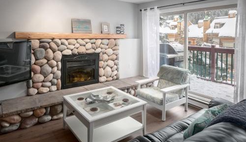 Apartment with Mountain View