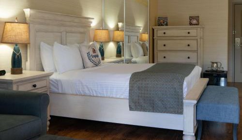 Queen Room with Balcony and Park View