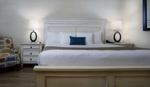 Two-Bedroom King Suite with Queen Bed