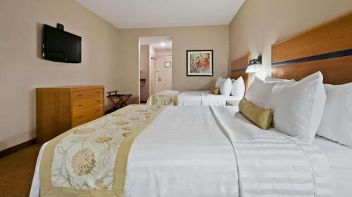 Queen Room with Two Queen Beds and Walk-In Shower - Mobility Accessible/Non-Smoking
