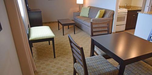 Queen suite with Kitchenette - Non-Smoking