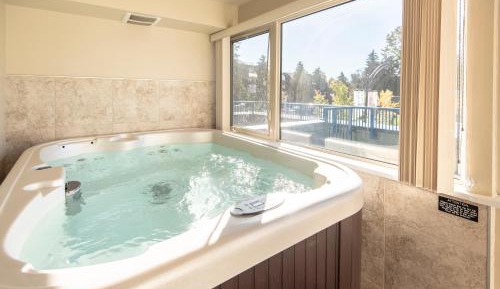 Condo, 1 Bedroom + Loft, Private Hot Tub (Unit 208)
