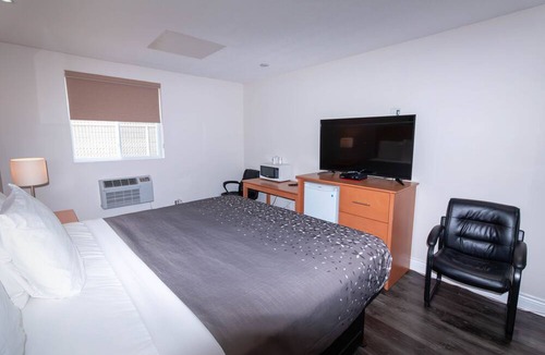 Angus Hotel | Borden Inn & Suites